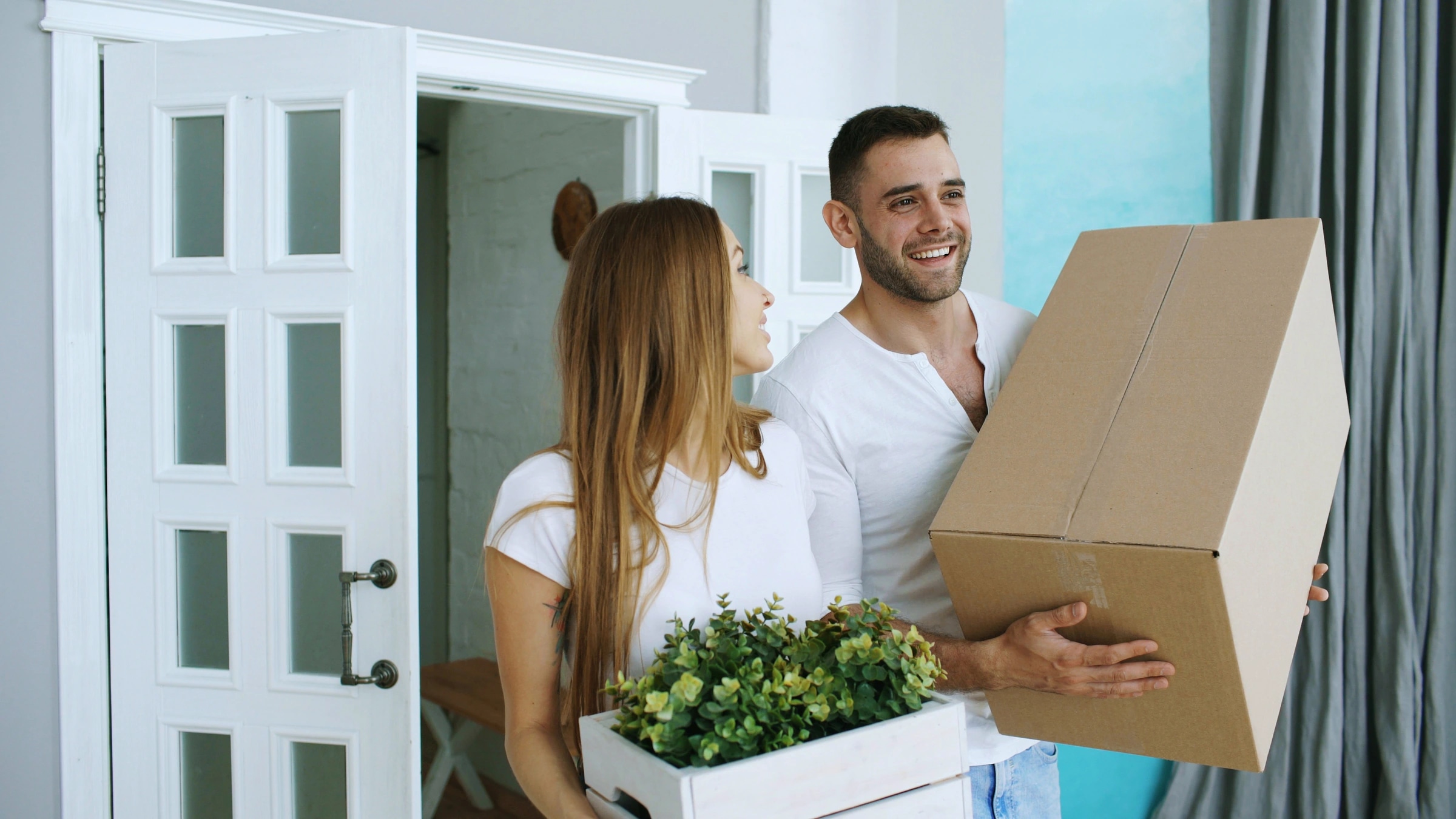 Un couple porte des cartons prêts à être expédiés