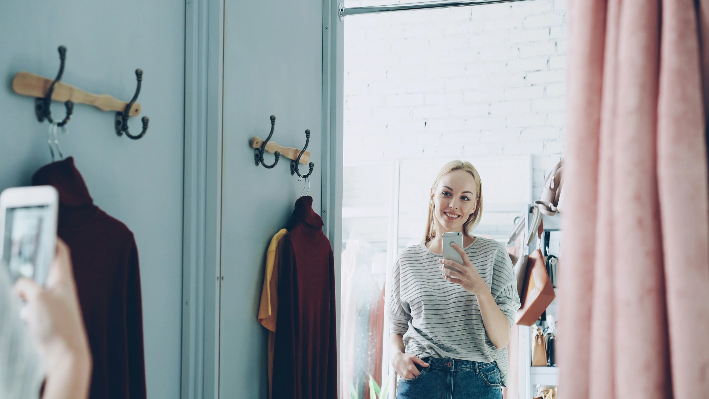 Une vendeuse photographie une tenue avant de la mettre en vente